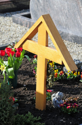 Grabkreuze aus Holz kaufen oder selber machen