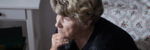 Witwenrente: Trauernde ältere Dame