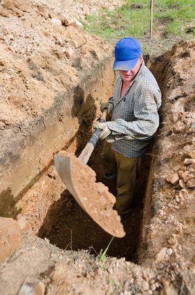 Umbettung: Mann gräbt einen Sarg aus