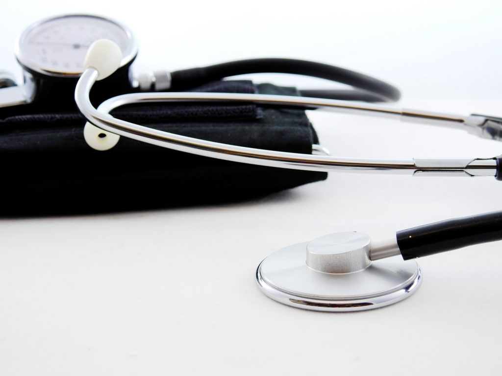 Sterbegeldversicherung: Stethoskop liegt auf einem Tisch