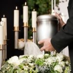 Einäscherung im Krematorium: Bestatter mit Urne