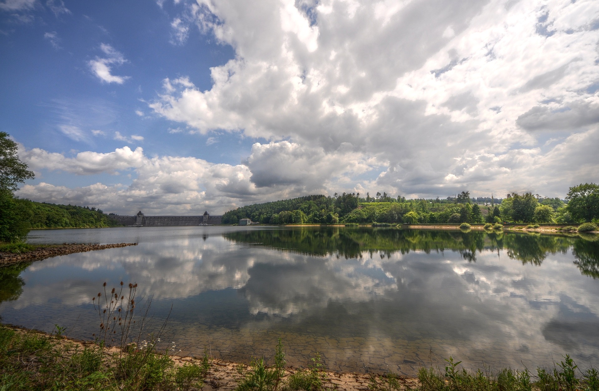FriedWald Möhnesee bei Doertmund, Blick auf den See mit Staumauer