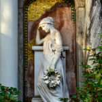 Antikisierende Frauenstatue auf dem Alten Zwölf-Apostel-Kirchhof in Berlin-Schöneberg
