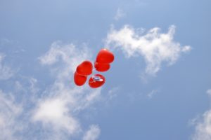 Luftballons zum Todestag steigen lassen