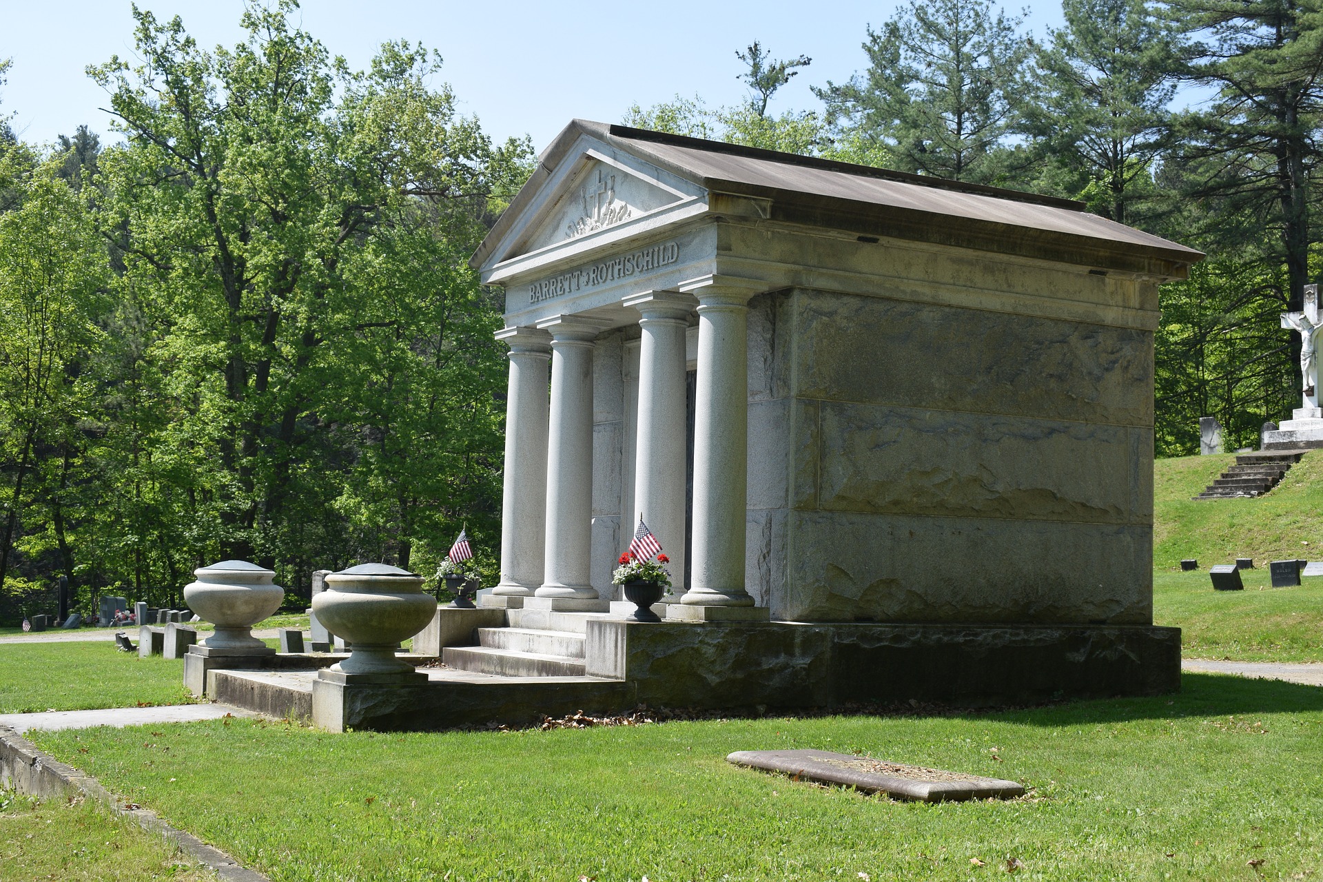 Bestattung im Mausoleum: Familienbegräbnis heute | November.de