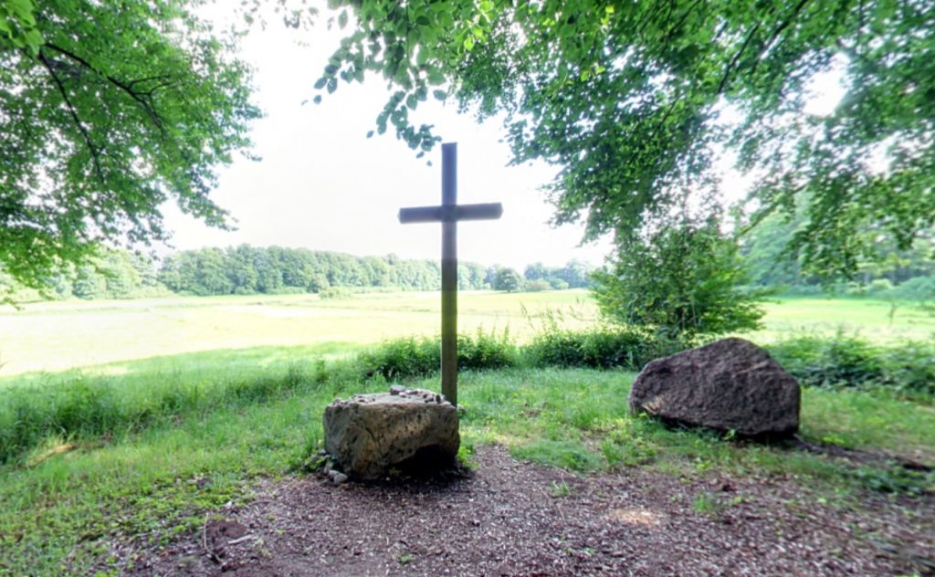 Quelle: RuheForst Bothkamp Andachtsplatz mit Kreuz im RuheForst Bothkamp