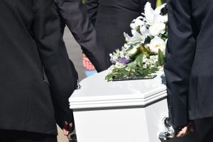 Bestattungsvorsorge: Sargträger Treuhandkonto zur Bestattungsvorsorge: Sargträger tragen einen Sarg