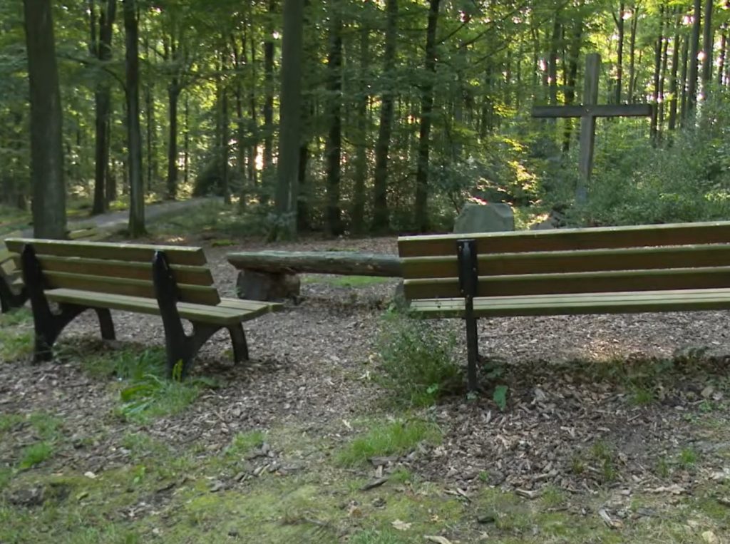 Andachtsplatz mit Sitzbänken im RuheForst Hagen Philippshöhe | Quelle: RuheForst Andachtsplatz mit Sitzbänken im RuheForst Hagen Philippshöhe | Quelle: RuheForst