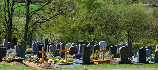 Kosten einer Erdbestattung: Gräber auf einem Friedhof