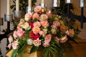 Trauerfloristik: Sargbouquet mit Rosen