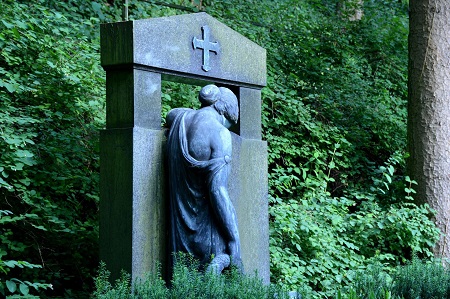 Anonyme Bestattung: Grabmal auf einem Waldfriedhof