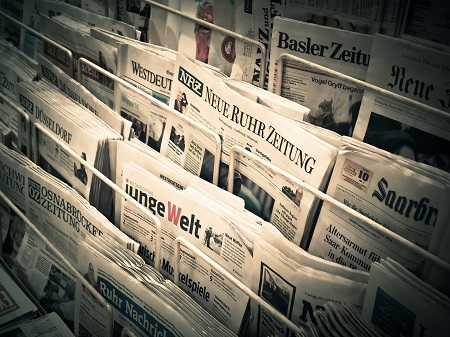 Bestattungskosten steigen: Tageszeitungen an einem Verkaufsstand
