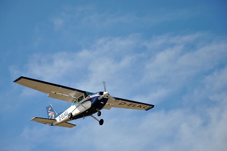 Flugbestattung: Luftbestattung mit einem Flugzeug