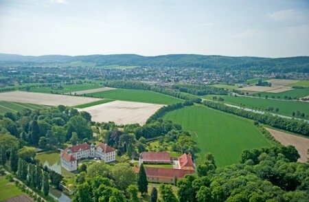 Der RuheForst mit Schloss Hünnefeld aus der Vogelperspektive | Quelle: RuheForst Bad Essen
