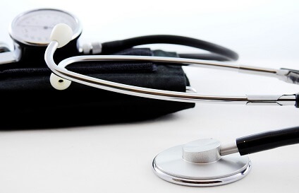 Stethoskop und Blutdruckmesser liegen für eine Gesundheitsprüfung bereit