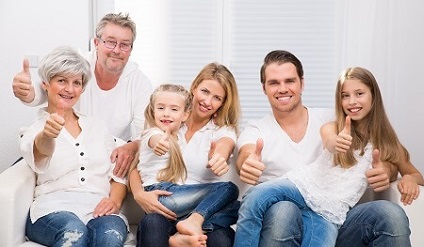 Familie freut sich über ein gutes Preis-Leistungs-Verhältnis bei ihrer Sterbegeldversicherung