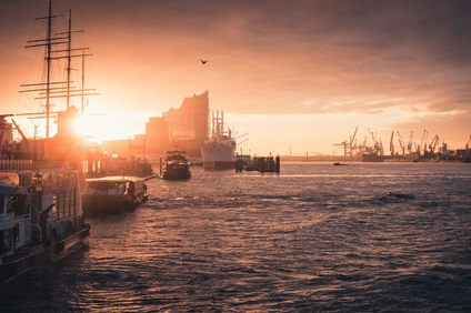 Foto von Patrick Rosenkranz bei Unsplash Symbolbild für Bestattungen in Hamburg: Hamburger Hafen bei Sonnenuntergang