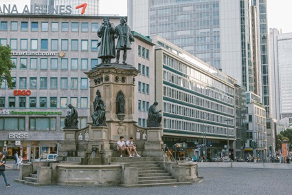 Foto von Fionn Große auf Unsplash Goetheplatz in Frankfurt am Main