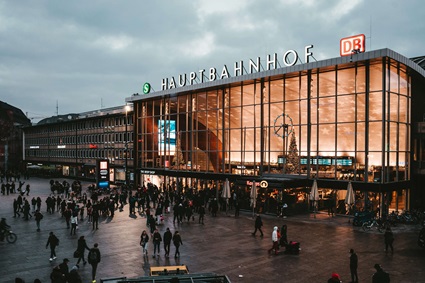Foto von Kai Pilger auf Unsplash Ansicht des Kölner Hauptbahnhofs