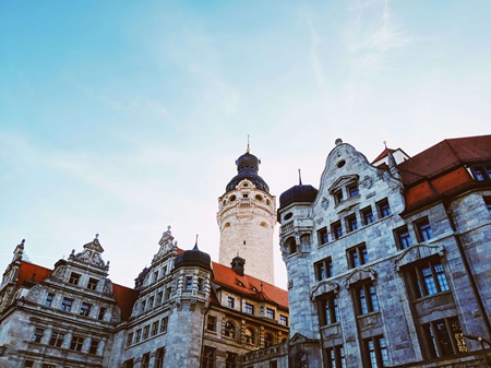 Foto von Paul Kapischka auf Unsplash Bestattungen in Leipzig: Neues Rathaus