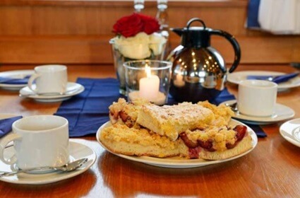 Quelle: Adler-Schiffe Kaffeetafel auf einem Adler-Schiff