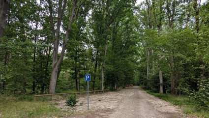 Zufahrt mit Parkplatz | Quelle: FriedWald Oberkrämer