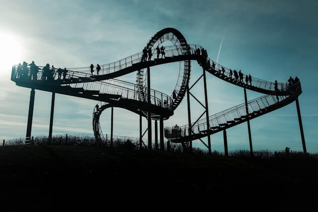 Foto von Calvin fitra Anggara auf Unsplash Achterbahn-Skulptur Tiger & Turtle - Magic Mountain in Duisburg