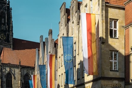Flaggen an historischen Gebäuden auf dem Prinzipalmarkt in Münster