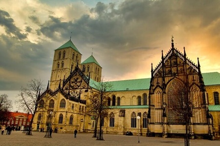 Blick auf den St. Paulus Dom im Abendlicht