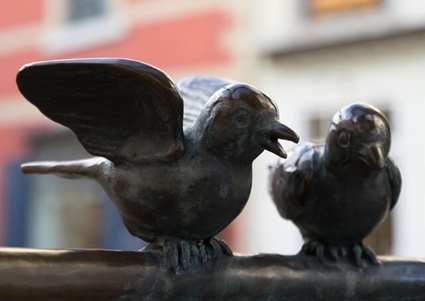 Bild von web3525 auf Pixabay Bestattungen in Aachen: Vogelstatue