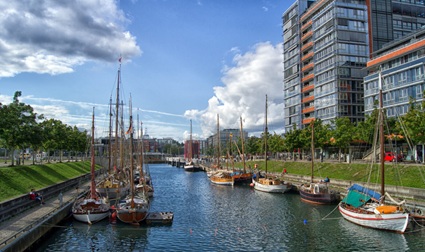 Kiel zeichnet sich durch seine Nähe zum Wasser aus. Germaniahafen in Kiel mit Segelbooten