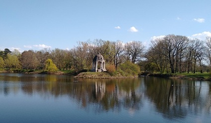 Bild von luchrisan auf Pixabay Teich mit Pavillon im Stadtpark Magdeburg