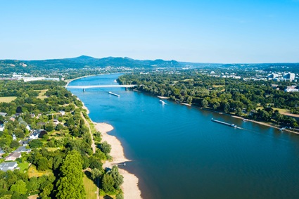 Blick auf den Rhein mit Schiffen