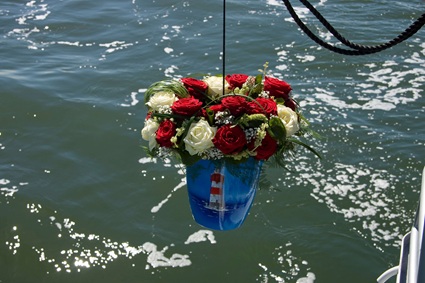 Seeurne wird feierlich beigesetzt | Quelle: Reederei Albrecht Seeurne wird feierlich beigesetzt