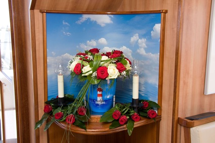 Feierlich geschmückte Seeurne im Salon eines Albrecht-Schiffs