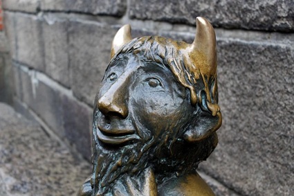 Figur auf dem Teufelsstein in Lübeck