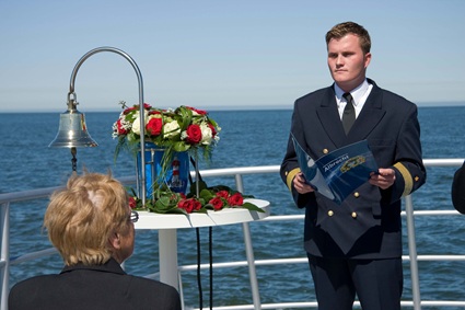 Trauerrede an der Urne | Quelle: Reederei Albrecht Benjamin Albrecht von der Seebestattungs-Reederei Albrecht hält eine Trauerrede an der Urne.