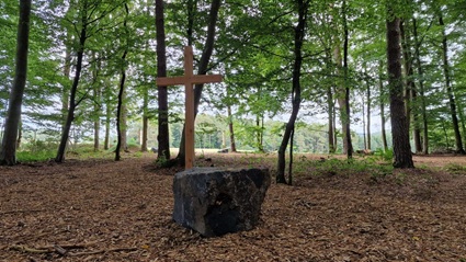 Andachtsplatz mit Holzkreuz