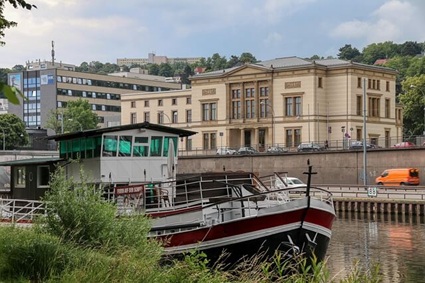 Blick auf die Saar und den Landtag in Saarbrücken