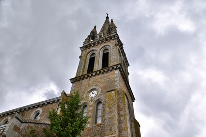 Glockenturm einer katholischen Kirche in Offenbach
