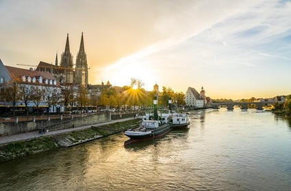 Blick auf Regensburg von der Donau bei Sonnenuntergang