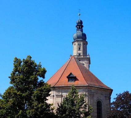 Rückwärtiger Blick auf die Altstädter Dreifaltigkeitskirche in Erlangen