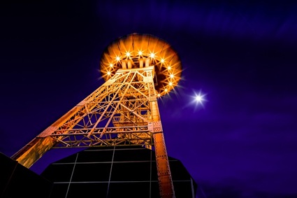 Nächtlich beleuchtetes "Colani-Ei" in Lünen