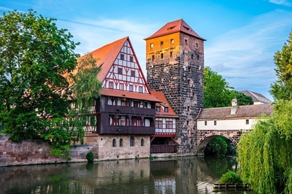 Blick über die Regnitz auf die Erlanger Altstadt
