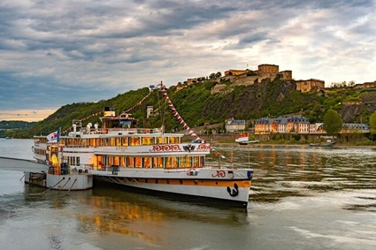 Schiff auf dem Rhein bei Koblenz
