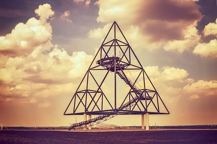 Tetraeder vor wolkigem Himmel in orangefarbenem Licht