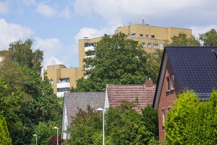Blick auf eine Reihe Einfamilienhäuser in Delmenhorst mit Ausblick auf einige Mehrfamilienhäuser dahinter