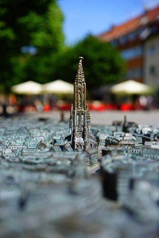 Metallrelief der Stadt Ulm mit dem Turm des Ulmer Münsters