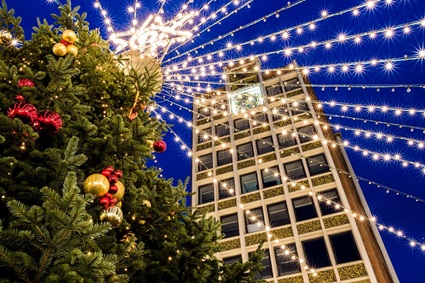 Blick auf das Rathaus Düren mit Weihnachtsbaum im Vordergrund
