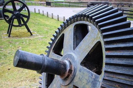 Gusseiserne Maschinenteile aus dem Bergbau als Kunstinstallation in Iserlohn